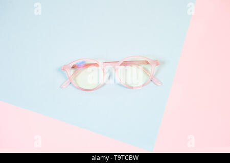 Rosa Azul gafas con lentes transparentes Foto de stock