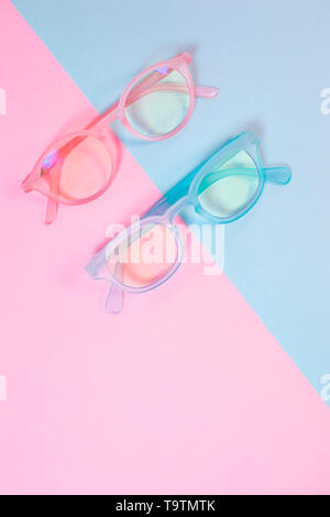 Rosa Azul gafas con lentes transparentes Foto de stock