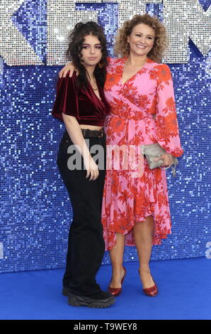 Nadia Sawalha y Maddie Adderley asistir al estreno británico de Rocketman Luxe, en el Odeon de Leicester Square. Foto de stock