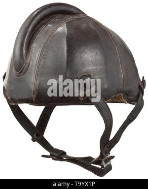 Un modelo SSK 90 piloto casco de acero del casco protector para front line y aire-tierra de pilotos de ataque cuerpo de acero remachado con placas de cuero marrón cubriendo (dañado) y almohadilla para la cabeza, hendiduras laterales para los auriculares del interior del casco, correas para conexión externa de flejes con sólo pulsar un botón. Relleno de caucho esponja con cubierta hecha de camisa color arena, moteado de algodón. Quita la etiqueta del fabricante. Sucio. histórica, histórica, la Fuerza Aérea, la rama de servicio, las ramas de los servicios, el servicio armado, fuerzas armadas, militares, militaria, fuerzas aéreas, objeto, objetos, fotografías, recortes, recortes, cortar , Sólo Editorial-Use Foto de stock