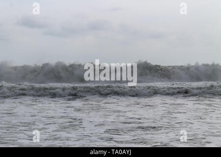 Monzón ásperas olas en Juara Beach en la isla de Tioman, Malasia Foto de stock
