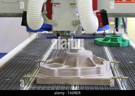 Fresadora CNC. Máquina de fresado de alta calidad y grabado en las superficies de las piezas. Máquina de fresado y grabado Foto de stock