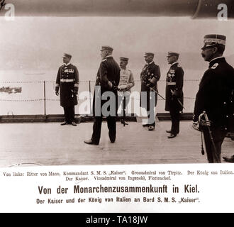 El emperador Guillermo II y el Rey Viktor Emanuel III. de Italia a bordo del acorazado 'M S. Kaiser' (clase Kaiser, puesta en servicio en 1911) en el puerto de Kiel.De izquierda a derecha: comandante de la ' S.M.S. Kaiser' el capitán del mar Ernst Ritter von EDLER VON Tiechler Mann, Gran Almirante Alfred von Tirpitz, Rey de Italia (en Hussar uniforme), Guillermo II (en gran almirante uniforme), Vice Almirante Gustav de Ingenohl.En la parte delantera a la derecha un funcionario italiano. Foto de stock