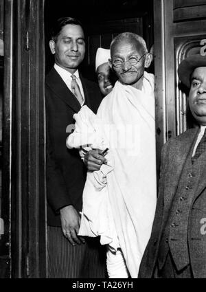 El líder del movimiento nacionalista indio Mahatma Gandhi deja de Londres.