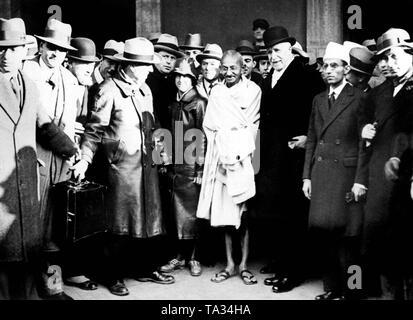 El líder del movimiento nacionalista indio Mahatma Gandhi es recibida por una delegación del Gobierno italiano a su llegada a Roma.