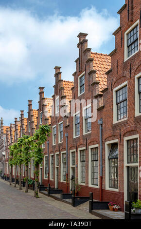 Vista del Gasthuis almshouses Huisjes, del siglo XVII con crow-su arquitectura escalonada, en la ciudad de Haarlem, Holanda Septentrional, en los Países Bajos. Foto de stock