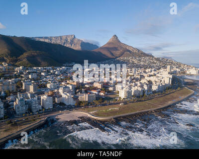 Vista aérea de la Ciudad del Cabo, Sudáfrica, a través de Sea Point Foto de stock