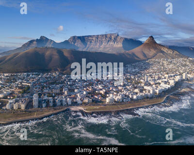 Vista aérea a lo largo de Cape Town, Sudáfrica, con la montaña de la mesa Foto de stock