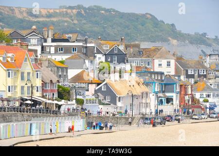 Lyme Regis, Dorset, Reino Unido. 23 Mayo, 2019. El clima del Reino Unido. El paseo marítimo y la playa de la ciudad balnearia de Lyme Regis en Dorset, en una tarde de cálido sol brumoso. Crédito de la imagen: Graham Hunt/Alamy Live News