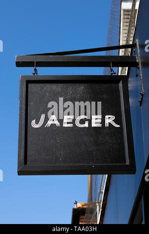 Jaeger, tienda de alta gama de la marca de moda inglesa caro y minorista de  ropa y womenswear Fotografía de stock - Alamy