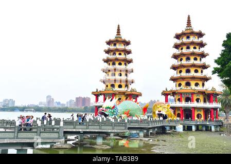 El Dragón y Tigre Pagodas en Kaohsiung, Taiwán Foto de stock