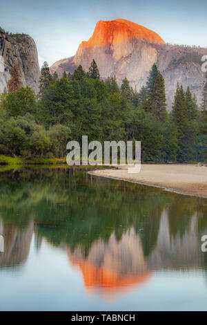 Pintoresco de Half Dome y río Merced, reflexiones, el Parque Nacional Yosemite, California, USA, por Bill Lea/Dembinsky Foto Assoc