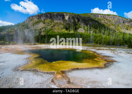 Ee.Uu., el Parque Nacional Yellowstone, Wyoming, Emerald Pool, cuenca de arena negra