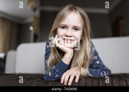 Retrato de niña sonriente con el hueco del diente