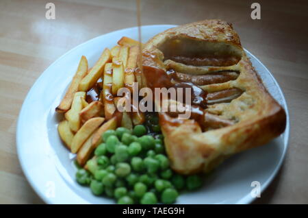 Sapo, Salchicha casera tradicional británica "Sapo en el agujero" comida Foto de stock
