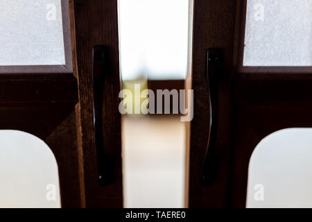 Casa tradicional japonesa o ryokan con macro closeup de abrir puertas corredizas de papel shoji Foto de stock
