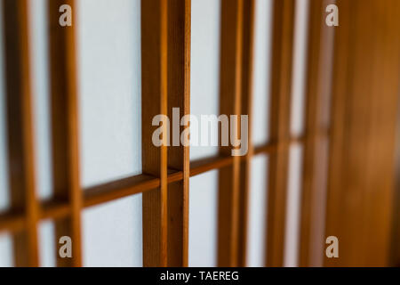 Casa tradicional japonesa o ryokan con macro closeup de brown shoji cerradas las puertas corredizas de papel Foto de stock