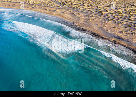 España, Islas Canarias, Lanzarote, Caleta de Famara, Playa de Famara, las olas en la playa de arena, vista aérea Foto de stock