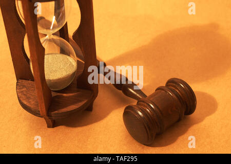 Concepto jurídico con el martillo y el reloj de arena