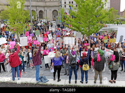 Pro-elección los manifestantes protestan en plaza pública en el centro de la ciudad de Cleveland, Ohio, EE.UU. contra cambios a Ohio las leyes sobre el aborto y los derechos reproductivos.