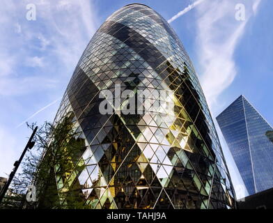 Londres, Inglaterra: 13 de mayo de 2019: El pepinillo edificio moderno bloques de oficinas de la ciudad de Londres, los negocios y la banca aria Foto de stock