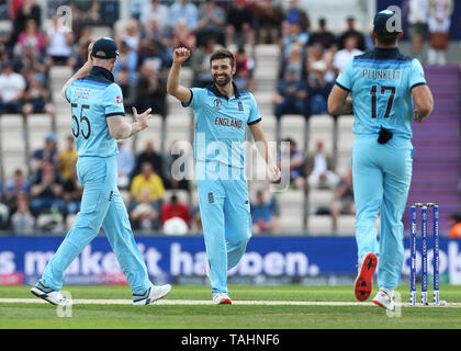 Mark Wood de Inglaterra celebra teniendo el wicket de Australia Aaron Finch durante la Copa Mundial de Críquet de calentar coinciden en el tazón de Hampshire, Southampton.