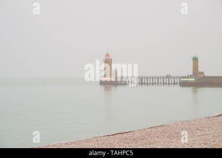 Los faros que forman una baliza en el puerto de Fecamp, Normandía, Francia en un día gris y brumoso Foto de stock
