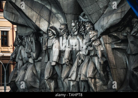Minsk, Bielorrusia. Bajorrelieve de la era soviética en el viejo edificio de fachada en calle Nemiga en Minsk, Belarús Foto de stock
