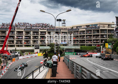 Monte Carlo/Mónaco - 26/05/2019 - #44 Lewis Hamilton (GBR, Mercedes W10) liderando el camino tras el coche de seguridad en pista durante el GP de Mónaco de F1