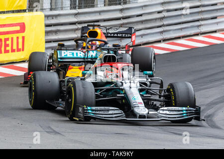 Monte Carlo/Mónaco - 26/05/2019 - #44 Lewis Hamilton (GBR, Mercedes W10) que lleva delante de #33 Max VERSTAPPEN (NDL, Red Bull Racing, el RB15) durante t Foto de stock