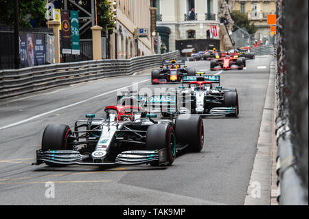 Monte Carlo/Mónaco - 26/05/2019 - #44 Lewis Hamilton (GBR, Mercedes W10) que conduce Valtteri Bottas y Max Vestappen en Mirabeau durante la F1 de Mónaco
