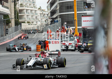 Monte Carlo/Mónaco - 26/05/2019 - #33 Max VERSTAPPEN (NDL, Red Bull Racing, el RB15) Bloqueo de ruedas mientras ataca #44 Lewis Hamilton (GBR, Mercedes W1