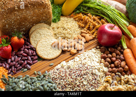 Fotografía cenital de los alimentos que contienen carbohidratos buenos o Saludables Foto de stock