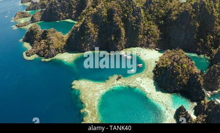 Antena drone lagunas y calas con agua azul entre las rocas. laguna, montañas cubiertas de bosques. Seascape, paisaje tropical. Busuanga, Palawan, Filipinas Foto de stock