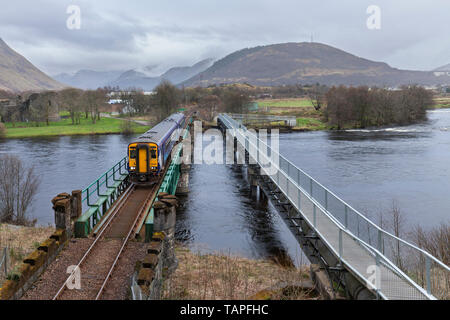 Scotrail 156 clase sprinter tren que cruza Lochy viaducto, Fort William, río Lochy con Glasgow Queen Street hasta Mallaig tren Foto de stock