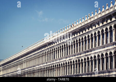 Procuratie Vecchie en la plaza de San Marcos en Venecia, Italia Foto de stock