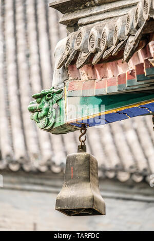 Campana de viento colgantes decorativos y aleros de un Templo Taoísta chino Foto de stock