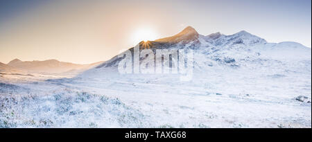 Isla de Skye paisaje: Paisaje invernal en Cuillin Hills, montañas cubiertas de nieve en Escocia Foto de stock