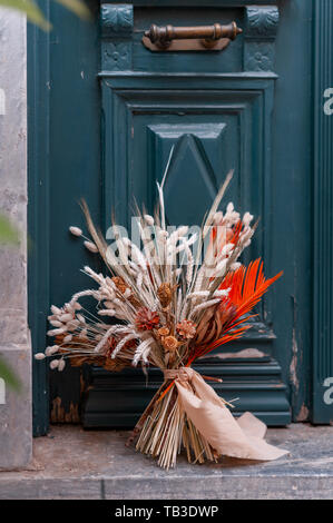 Precioso Ramo De Flores En La Manija De La Puerta Fotografia De Stock Alamy