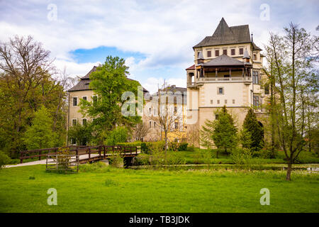 Blatna castillo medieval en la República Checa durante la temporada de primavera en República Checa Foto de stock
