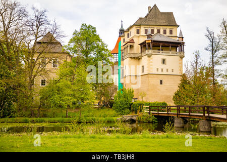 Blatna castillo medieval en la República Checa durante la temporada de primavera, República Checa Foto de stock