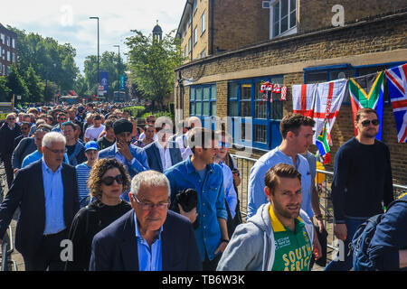 Fans son visto llegar en el Kia Oval Cricket Ground en Londres para la inauguración coincide con la fase de grupos de la Copa Mundial de Críquet de 2019 entre Inglaterra y Sudáfrica. Foto de stock
