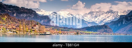 Ciudad en el lago de Brienz Brienz por Interlaken con los Alpes Suizos cubiertos por la nieve en el fondo, Suiza, Europa Foto de stock