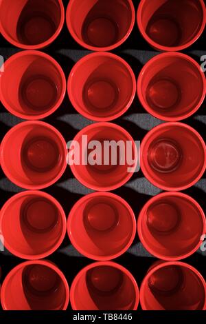 Una línea de vasos rojos para beber para jugar un juego de beber Fotografía  de stock - Alamy