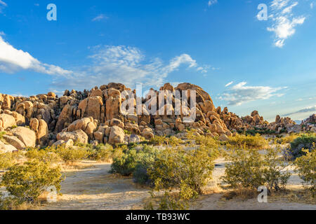 Formación de Boulder en Jinetes del Centro Park en Apple Valley, California, en el desierto de Mojave. Foto de stock
