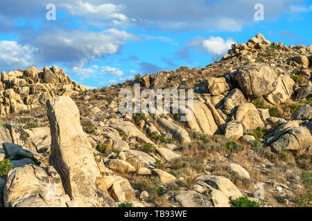 Formación de Boulder Hill en Apple Valley, California, en el desierto de Mojave. Foto de stock