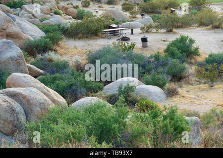 Día utilizar un área de picnic en Jinetes de parque en el centro de la ciudad de Apple Valley, California, en el desierto de Mojave. Foto de stock