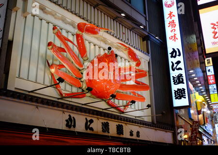 Restaurante de cangrejo en la ciudad de Osaka Foto de stock