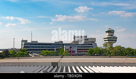 Berlín, Alemania. El 24 de mayo, 2019. La torre del aeropuerto de Tegel y el edificio principal del aeropuerto. Crédito: Paul Zinken/dpa/Alamy Live News