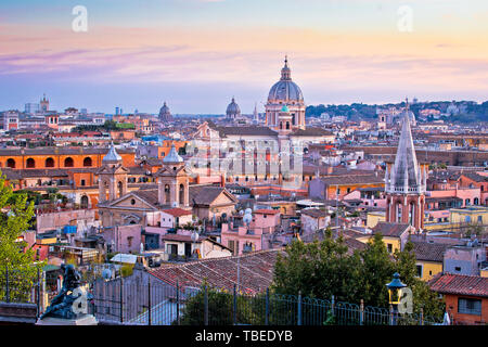 Los tejados de Roma y puntos de vista de la puesta de sol colorida, capital de Italia